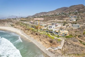The house is perched on a dramatic cliff.