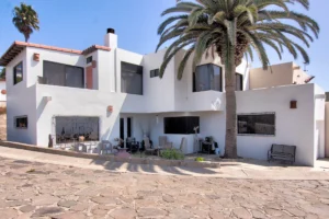 Plenty of seating right in front of the house - Plaza del Mar Real Estate