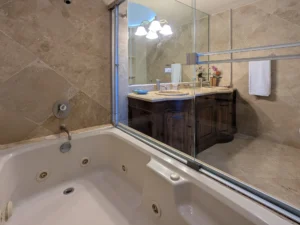 it features a bathtub